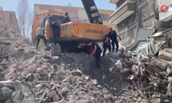 Başkent’te bina yıkım sırasında 1 kişi göçük altında aldı!