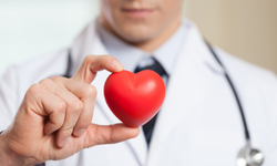 Kalp krizi belirtileri: Ne zaman tıbbi yardım almalısınız?