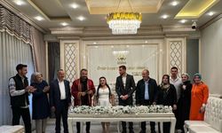 Pursaklar Belediye Başkanı Ertuğrul Çetin, genç çiftin nikahını kıydı