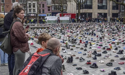 Amsterdam sokaklarında binlerce ayakkabı! İşte yapılmasının nedeni...