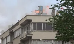 Apartmanın çatısında çıkan yangın panik yarattı