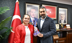 Demir bilekli Sude Nur Çakır'dan şampiyonluk sonrası İl Başkanı Özcan’a ziyaret