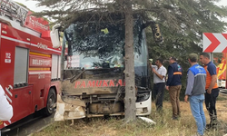 Isparta'da kontrolden çıkan yolcu otobüsü ağaca çarptı: Çok sayıda yaralı var