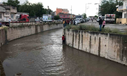 Kediyi kurtarmak i̇çin dereye i̇nen genç, kendi de mahsur kaldı