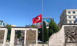 Milli yas sebebiyle Türkiye’de bayraklar yarıya indirildi: İşte o görüntüler