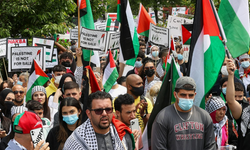 Paris'te binlerce kişi Filistin'e destek i̇çin yürüdü