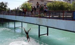 Adana'da yüzme bilmeyeni boğulmasın diye dövüyorlar