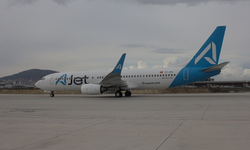 Ankara Esenboğa Havalimanında 5 saat rötar yapan Ajet uçağına yolcular isyan etti