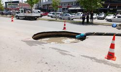 Başkent’te cadde ortasında 10 metrelik çukur oluştu