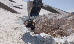 Hakkari’de kış bitmedi: Kar kalınlığı 5 metreye ulaştı