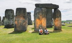 İngiltere'de çevreciler Stonehenge taşlarını boyadı!