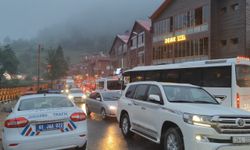 Uzungöl’de kilometrelerce araç kuyruğu oluştu