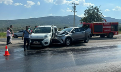 Aynı yönde giden iki araç birbirine girdi!