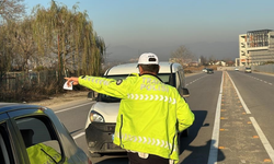 Ankara'da dur ihtarına uymayan şüpheliler, 2 polisin yaralanmasına neden oldu