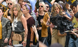 İklim aktivistlerinden Jennifer Aniston’a siyah boya!