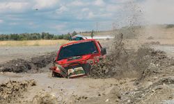 Off-road yarışmasında pilotlar çamura saplandı