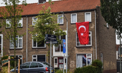Türkiye- Hollanda maçı öncesi Hollanda sokakları Türk Bayraklarıyla donatıldı