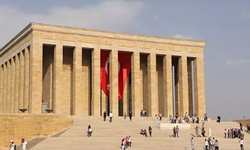 Anıtkabir’deki minik askerin tebessüm ettiren saygı nöbeti