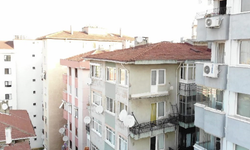 Korku dolu anlar! 6 katlı binada balkon çöktü