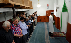 Camii inşaatı yarım kalınca, kilisede namaz kılmaya başladılar