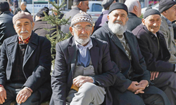 Emeklilerin beklediği gün geldi: Maaş farkları hesaplara yatıyor!