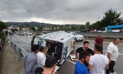 Hasta taşıyan ambulans yan yattı!