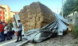 Hızlı girdiği kavşakta devrilen saman yüklü tır ulaşımı aksattı