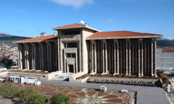 Dev hükümet konağına tepkiler dinmiyor: Bu büyüklükte binaya neden ihtiyaç var?