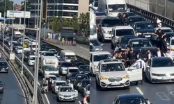 Karayolunu kapatıp halay çektiler! Pahalıya patladı