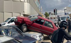 Ankara'da kontrolden çıkan otomobil trafik lambasına çarptı! Başka bir aracın üzerine asılı kaldı