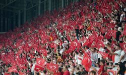 Türkiye-İzlanda maçında tribünlerden "Mustafa Kemal'in askerleriyiz" sloganları yükseldi