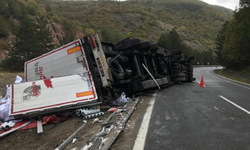 Ankara'da tır kontrolden çıktı: Borular yola devrildi