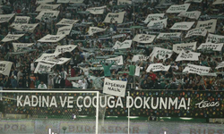 Bursaspor taraftarlarından öldürülen kadınlar için anlamlı pankart