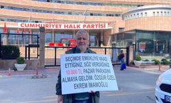 CHP Genel Merkezi önünde Ekrem İmamoğlu protestosu! “10 bin TL Pazar parasını almaya geldim”