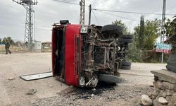 Ankara'da freni boşalan kamyon kaza yaptı