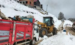 Kar yağışında mahsur kalan yaylacılar ve hayvanları kurtarıldı