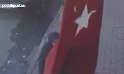 Aksaray'da Türk Bayrağını Gören Şahıs Öpüp Başına Koydu