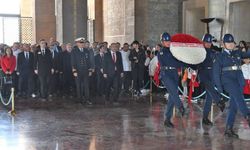 Başkentli turizmciler Atatürk’ün huzurunda saygı duruşunda