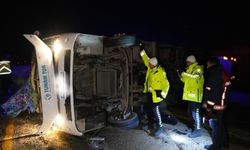 Kastamonu’da cenaze törenine giden midibüs devrildi: Çok sayıda yaralı var