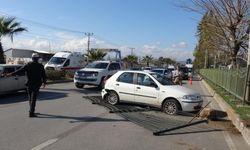 Antalya’da araç bariyerleri aştı: Biri çocuk iki yaralı