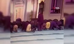 Camide namaz kılarken fenalaştı, hayatını kaybetti! O anlar kamerada