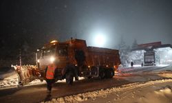 Yoğun kar yağışı nedeniyle araçlar mahsur kaldı!