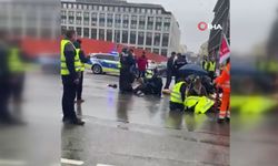 Almanya'da bir araç protestocuların arasına daldı: Çok sayıda yaralı var