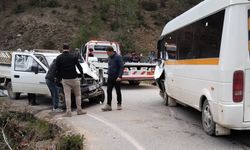 Antalya’da öğrenci servisi ile kamyonet çarpıştı: Çok sayıda yaralı var