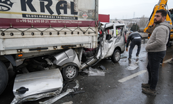 Gölbaşı’nda feci kaza: Otomobil tırın altına girdi!