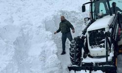 Yol açma sırasında iş makinesinin üzerine çığ düştü