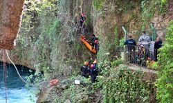 Manzara keyfi kabusa döndü! 15 metrelik uçurumdan düşen vatandaş kurtarıldı