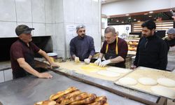 Başkan Ercan tezgahın başına geçti, Ramazan pidesi yaptı!