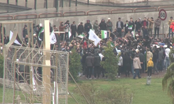 Şam'da sokaklara dökülen halk birlik çağrısı yaptı