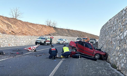 Feci kaza! Kamyonetle çarpışan otomobil baba ve oğluna mezar oldu